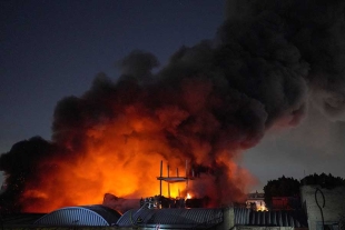 Incendio en bodega de CDMX dejo 5 bomberos intoxicados