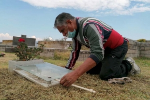 Mexiquenses se congregan en los panteones para visitar a sus fieles difuntos