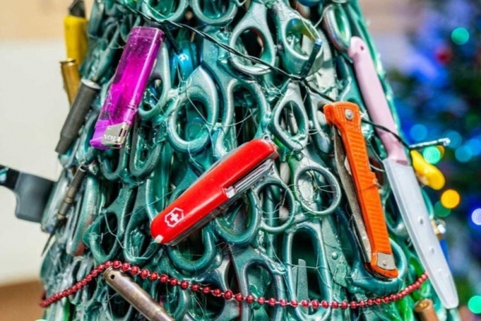 Hacen árbol de Navidad con objetos confiscados