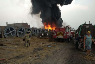 Evacuan 20 domicilios por incendio en fábrica de cable en Tizayuca