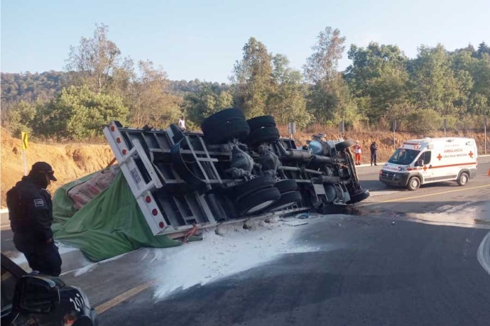 Vuelca torton en Valle de Bravo; no hubo heridos