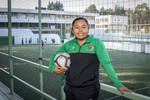 Del fútbol bardas al frontball: la ruta ganadora de Kika Mondragón, egresada de la UAEMéx