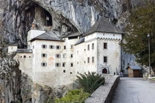 Conoce Predjama, el castillo más grande del mundo construido en una cueva
