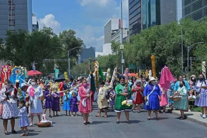 Mujeres mazahuas visibilizan su cultura con marcha en la Ciudad de México