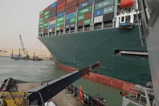 Despliegan remolcadoras hacia el Canal de Suez