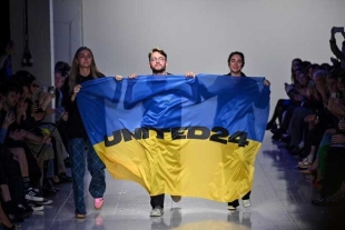 Los diseñadores ucranianos desfilan en la Semana de la Moda de Londres pese a la guerra