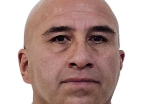 De acuerdo con la investigación, el 26 de julio de ese año, Cruz Solano se presentó ante las víctimas, amenazó a uno de ellos con un arma de fuego, exigió más dinero y huyó del lugar junto con dos cómplices.
