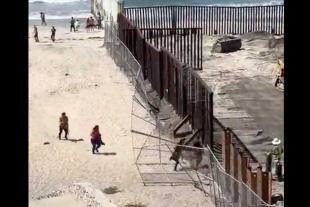 Migrantes y perrito aprovechan obra en el muro fronterizo para cruzar a EU