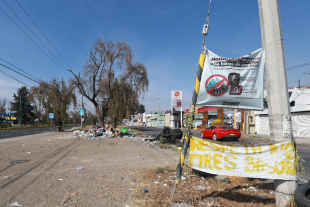 Basura acumulada en el camellón de Calzada al Pacífico, en Ocho Cedros, pese a señalamientos que prohíben tirar residuos
