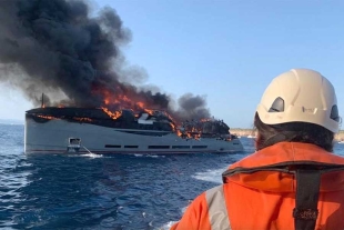Espectacular incendio consume yate de lujo de 45 metros en isla de España