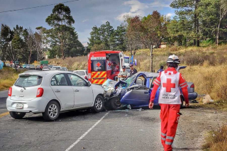 Choque frontal en Toluca–Zitácuaro deja cinco lesionados y caos vial