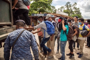 Deportan a la mitad de la caravana migrante que se mantenía en Tapachula