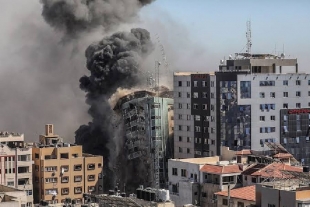 Derriba Israel edificio sede de medios internacionales en Gaza