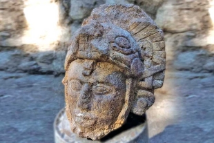 En Chichén Itzá, arqueólogos hallan increíble rostro esculpido de un guerrero