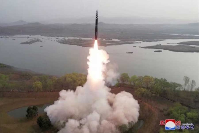 Corea del Norte dispara un misil balístico de largo alcance