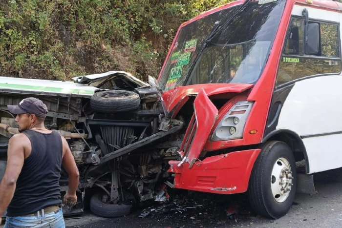 Peregrinos y pasajeros reciben atención sobre la carretera Santiago Tianguistenco–Chalma, tras el choque frontal entre una Urban y un camión de transporte público que dejó 20 lesionados y dos personas sin vida, a la altura de El Ahuehuete.