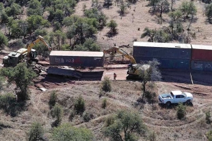 En Arizona, desmantelan muro de contenedores en frontera de México y EU; costó 100 mdd