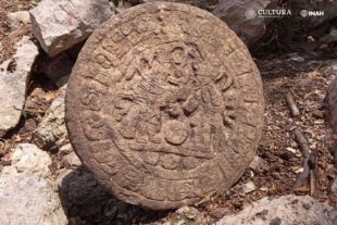 “Es extraordinario”: INAH descubre un marcador de juego de pelota con jeroglíficos en Chichén Itzá