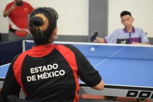 Figura del deporte mexiquense expone los beneficios del tenis de mesa sobre silla de ruedas