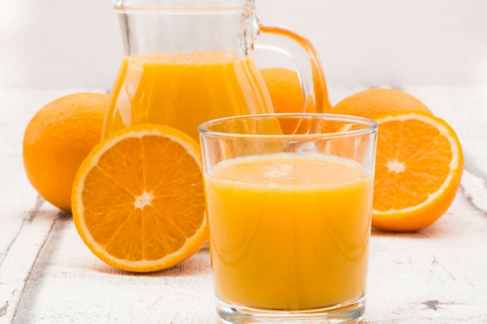 ¿Por qué el jugo de naranja sabe mal después de cepillarse los dientes?
