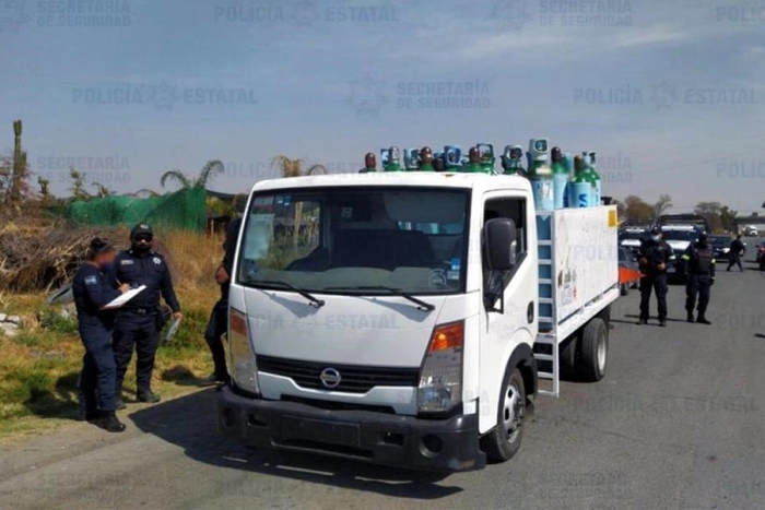 Roban camión con tanques de oxígeno en Coacalco