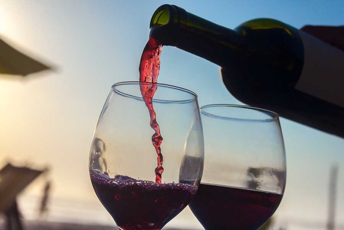 ¿Por qué el vino tinto causa más resaca que otras bebidas?