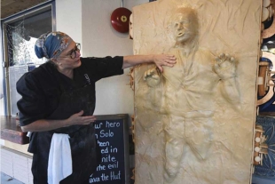 ¡Pan Solo! Hacen escultura de Han Solo de tamaño natural hecha con pan
