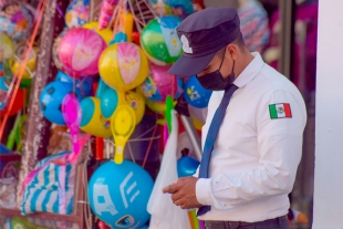 Minoría de comercios no esenciales levantan sus cortinas, a pesar de semáforo en rojo