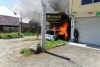 Se incendia camioneta frente a negocio de radiadores en Toluca; bomberos apagan el fuego.