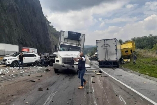 Accidentes provocan cierre de la México-Querétaro y deja varios lesionados