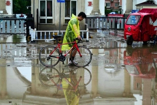 Tormentas dejan 2 muertos y 100 mil evacuados en China