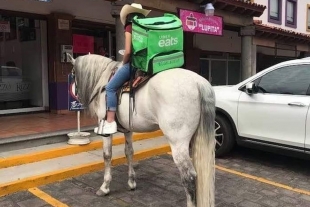 Repartidora de Uber Eats hace entregas a caballo en el Edoméx