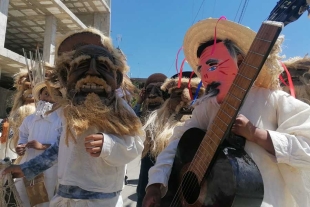 Carnaval de Xochicuautla; al ritmo de violines salen los “viejitos de antes” a bailar