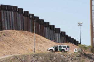 Con escalera brincaban el muro hacia EU