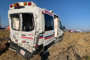 Dos paramédicos lesionados por accidente en Jocotitlán