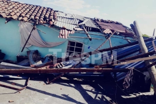 Fuertes vientos causan el desplome de un techo en Almoloya de Juárez
