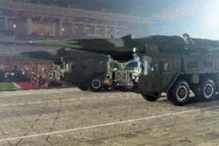 Corea del Norte exhibe misiles balísticos durante desfile militar