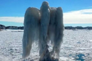 Ángel de hielo aparece en lago de Michigan