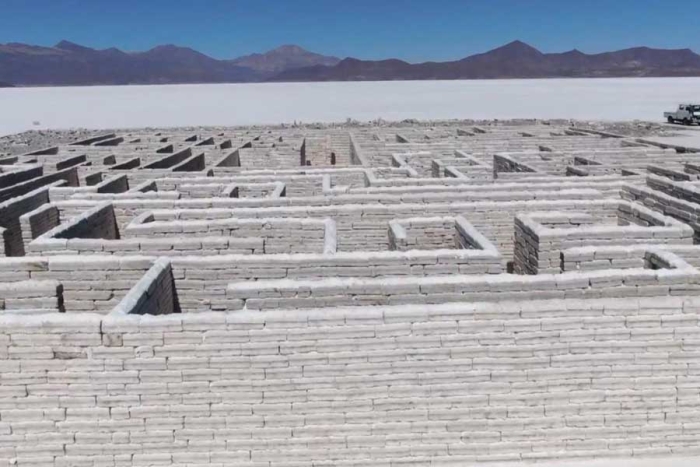 ¡Impresionante! Construyen un enorme laberinto de sal en Bolivia