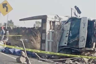 Camioneta vuelca en Aculco dejando un saldo de dos muertos y doce personas lesionadas