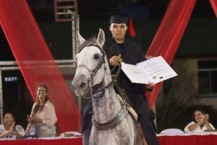 “Es mi amigo fiel”: Joven se gradúa y recibe el diploma montado en su caballo