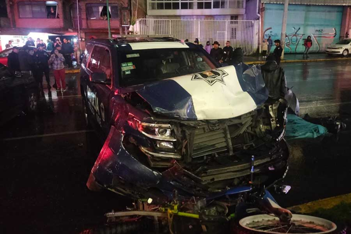 La motocicleta terminó incrustada en la malla ciclónica