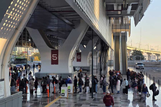 Caos en carreteras desborda el Tren Interurbano en Toluca