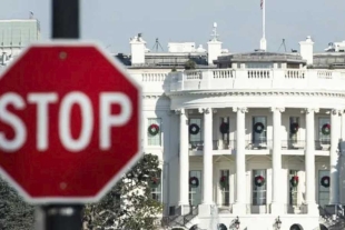 Trump amenaza con despidos permanentes.
