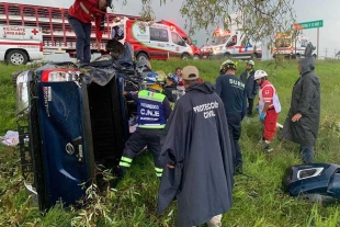La camioneta siniestrada fue retirada de la zona verde a un costado de la vía donde quedó volcada después del impacto.