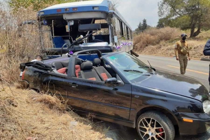 Camión se lleva 15 vehículos en Pueblo Mágico de Malinalco