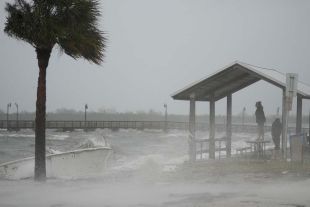 Huracán Nicole se debilita a tormenta tropical tras tocar tierra en Florida 