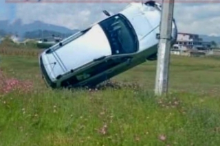Camioneta queda suspendida sobre cables en Villa Victoria