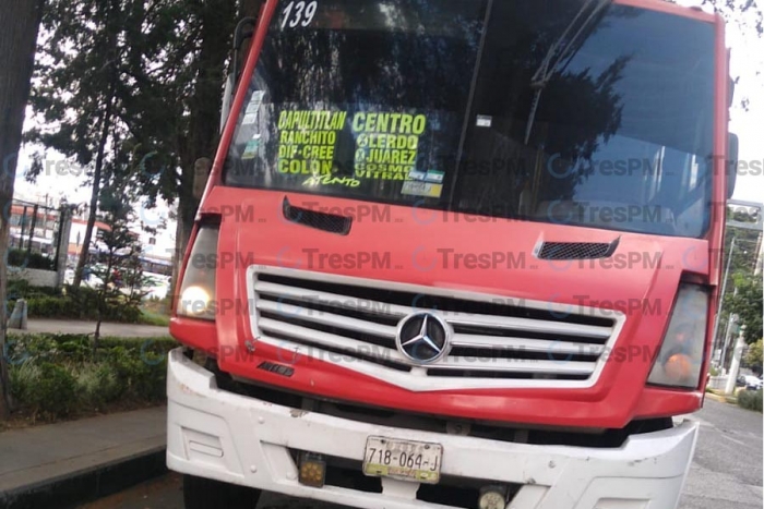 Arrolla autobús a mujer y niño mientras limpiaban parabrisas