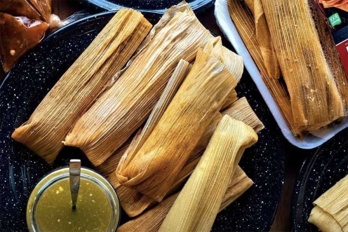 ¿Cómo se deben preparar las hojas de plátano y maíz para los tamales?